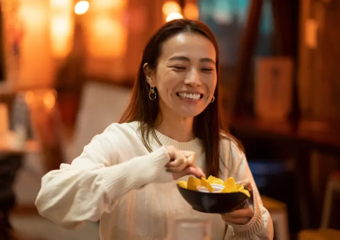 Image by Freepik | A simple snack enjoyed in a restaurant setting.