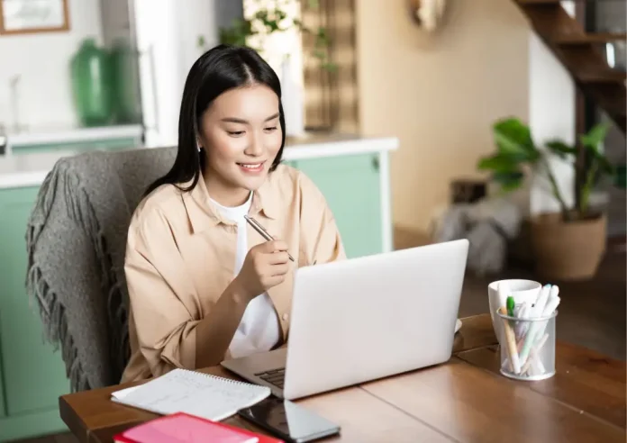 Image by Freepik | The rise of side hustles in modern careers in Indonesia.