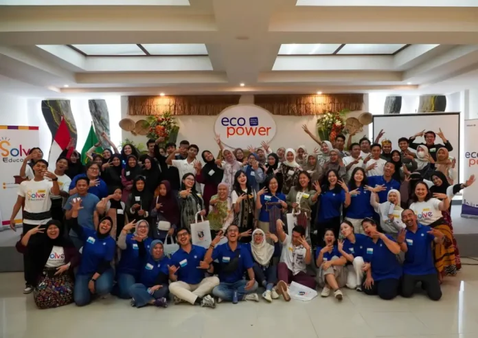 Participants, mentors, partners, and organizers gather during the Ecopower Lombok Ideation Showcase 2026, marking the culmination of an eight-month training program by Solve Education!, Yayasan Allianz Peduli, Nusa Tenggara for Nusantara Foundation, and Universitas Islam Al-Azhar Mataram.