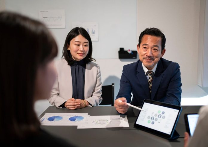 Image by Freepik | Hotel leaders reviewing RevPAR Index strategy and market performance.