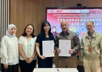 Solve Education! signed Memorandums of Understanding with FPIPS UPI and OSKM ITB to support inclusive education, community engagement, youth skills development, and empowerment initiatives. From left to right: Dr. Rini Andari, M.M., Head of the Undergraduate Tourism Education Programme, UPI; Velia Vanissa, Head of Growth and Community Engagement, Solve Education!; Talitha Amalia, Co-founder & COO, Solve Education!; Dr. Bagja Waluya, M.Pd., Vice Dean for Student Affairs and Partnerships, FPIPS UPI; and Prof. Dr. H. Sapriya, M.Ed., Head of the Undergraduate, Master's, and Doctoral Social Science Education Programmes, UPI.