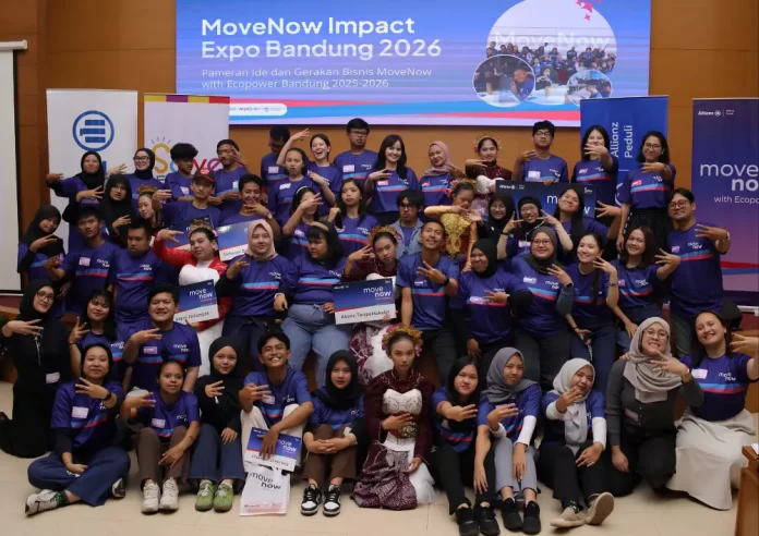 Photo of program participants together with mentors, the Allianz CSR team, the Solve Education team, and student volunteers from FPIPS UPI.